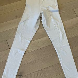 Aritzia (TNA) women’s butter Leggings in birch. (size XS)